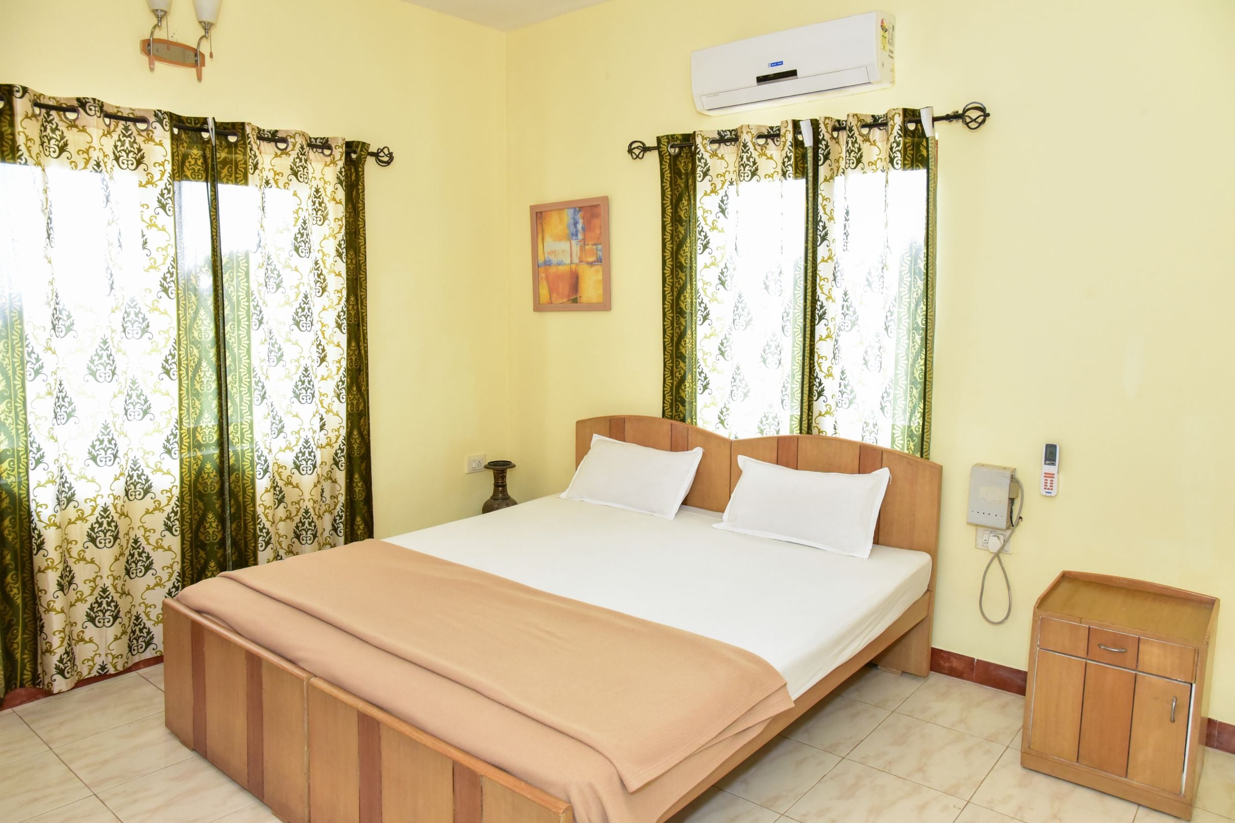 Dona Paula Apartment-4 BHK Apartment - Tap to explore photos
