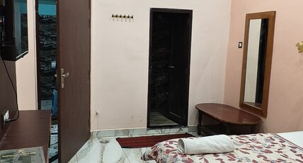 Rudraksha Kashi Inn P Guest House Room Type - room no 1 luxury room