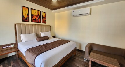 Hotel The Emerald Room Type - Premium Room with Modern Washroom