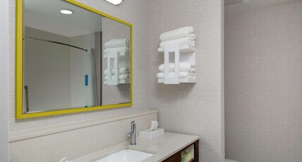 Hampton Inn & Suites by Hilton Avon Indianapolis Room Type - 2QN MOB HEARING ACC TUB NS