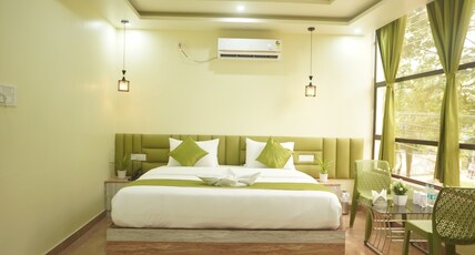 HOTEL RAVENTA Room Type - Luxury King Bed Room with City View