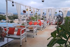 Raahi Backpacker's Hostel |Rooftop Restaurant at Lake Pichola|