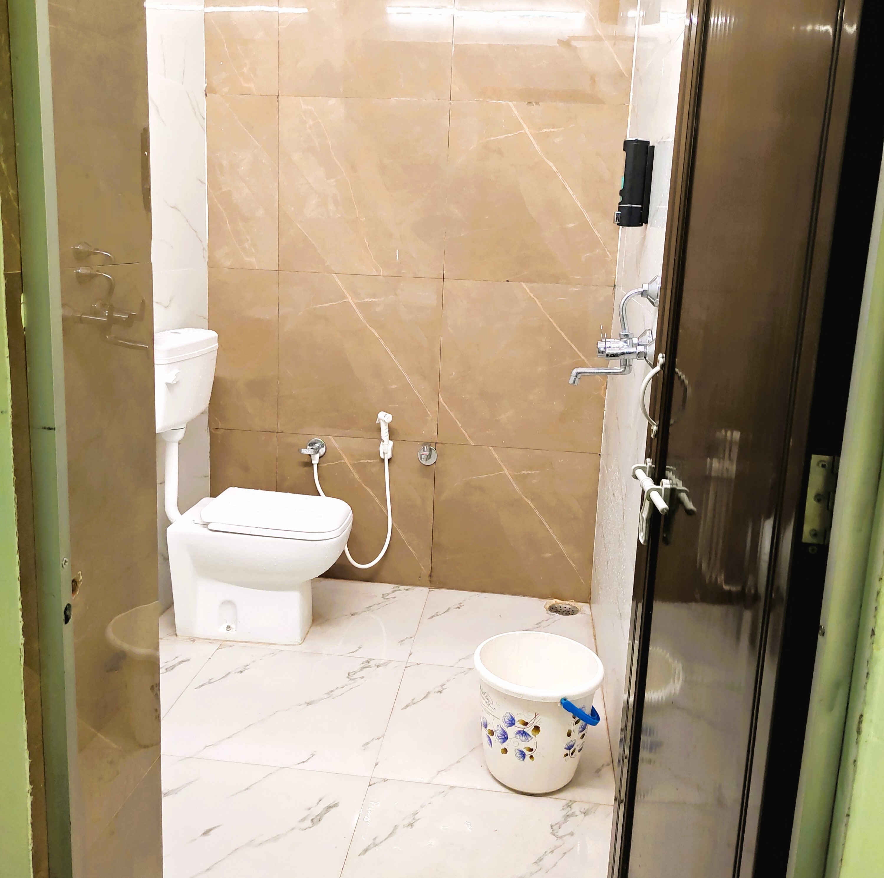 Yellow House 2BHK AC Homestay - Tap to explore photos