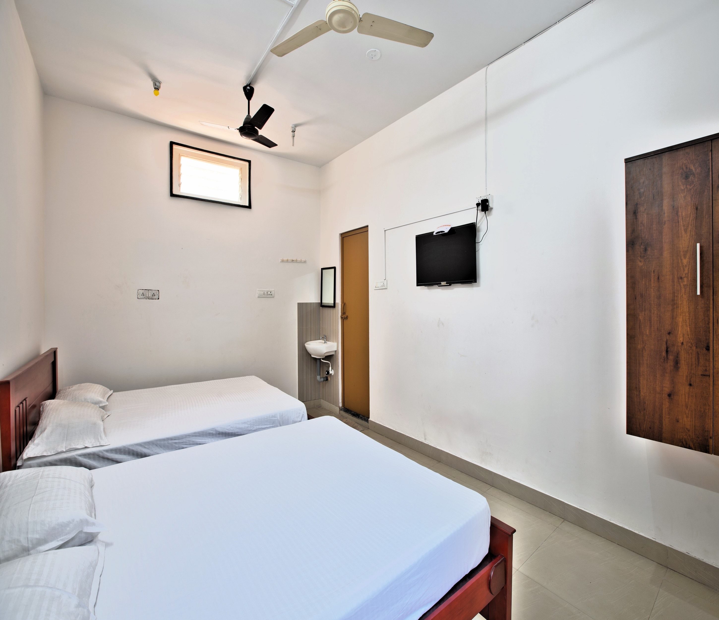 Sarvam Lodge - Tap to explore photos