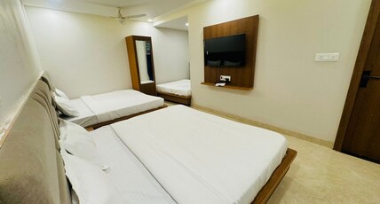 HOTEL NAJAF PALACE Room Type - Ac Deluxe Six Bed Room