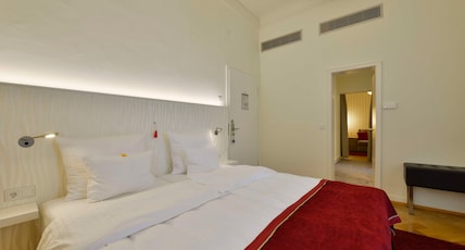 Best Western Premier Hotel Victoria Room Type - 1 King Bed, Junior Suite, 32 Square Meters, Separate Sitting Area, Modern Design, Air-Conditioned