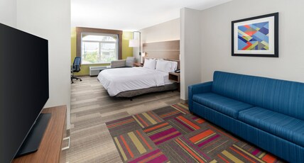 Holiday Inn Express Hotel & Suites Dinuba West Room Type - 1 King Suite