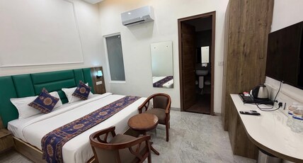 HOTEL LE MIRAGE Room Type - Deluxe Room with Work Desk