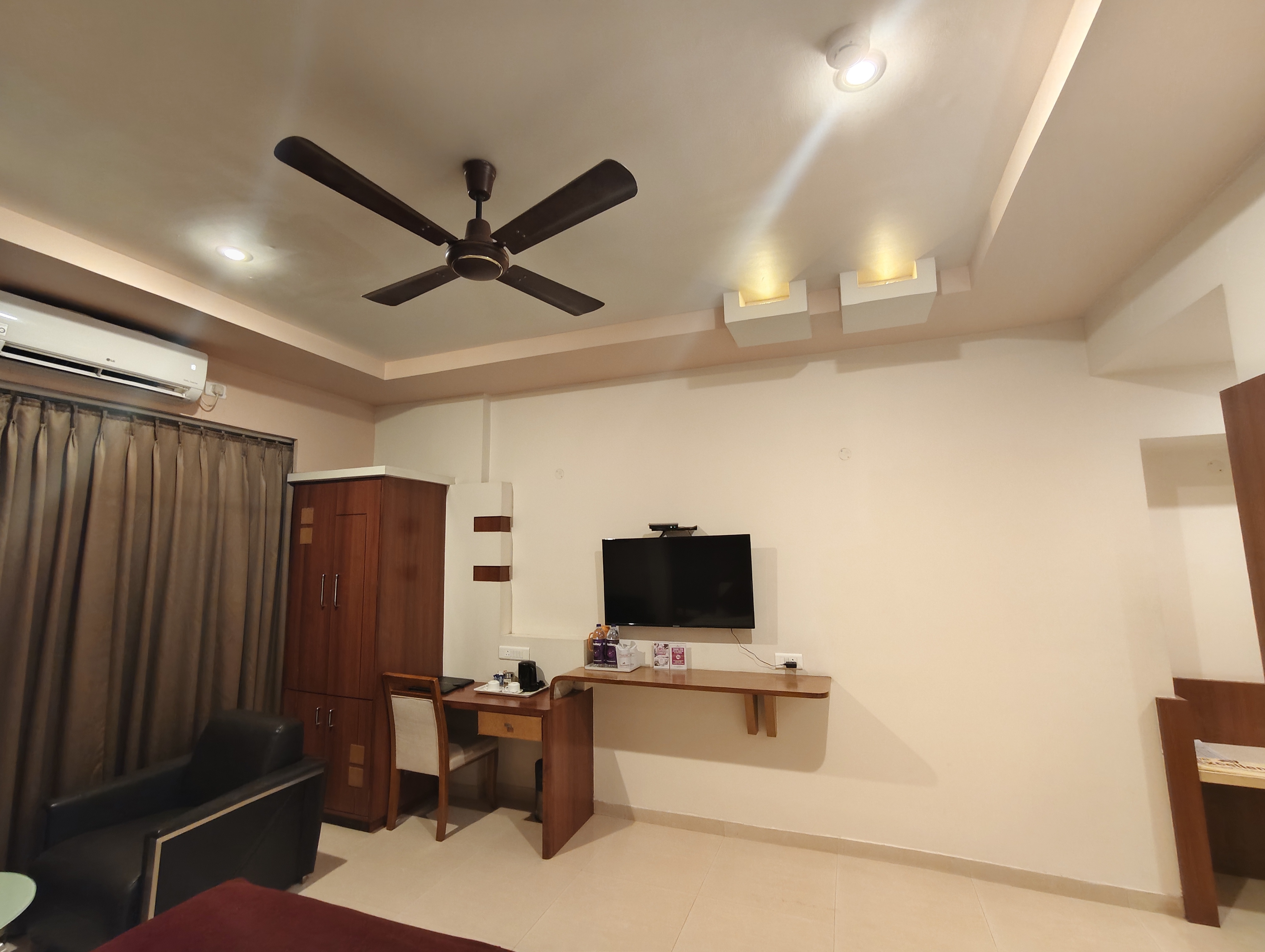 Hotel Excellency - Tap to explore photos