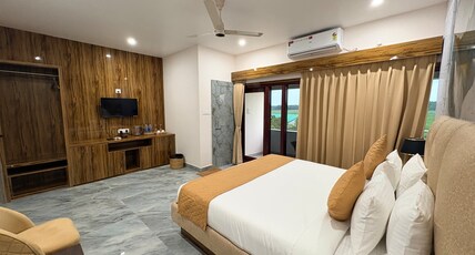 THE GOLDEN PALM RESORT & HOTEL Room Type - Deluxe Room with Balcony