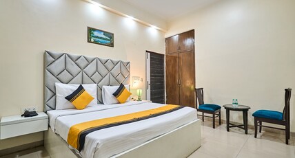 Hotel Vista - Near City Center Metro Noida Room Type - Deluxe Room Hotel Vista - Near City Center Metro Noida Room Type - Deluxe Room