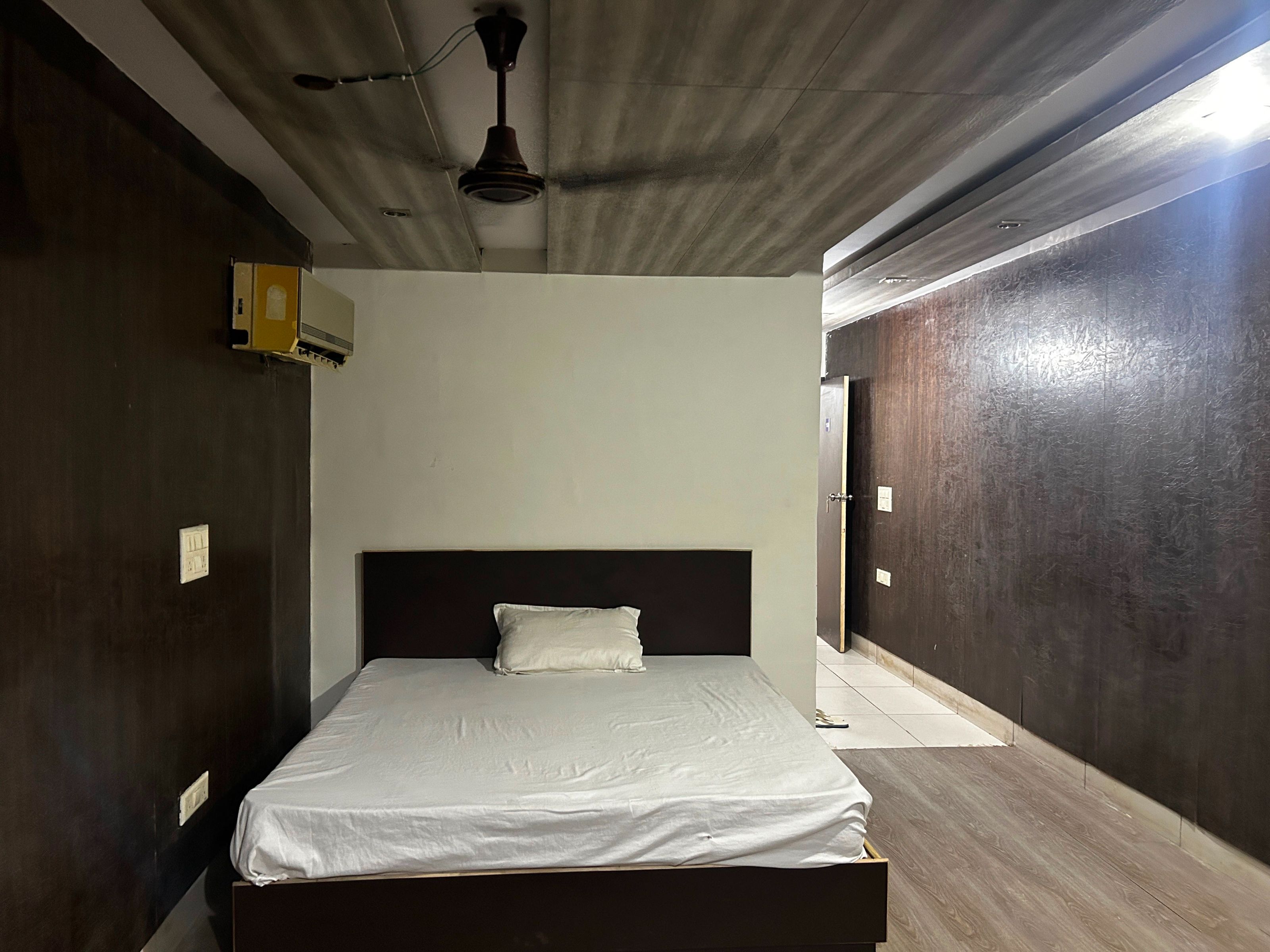 Collection O Just In Gurgaon - Tap to explore photos