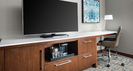 Hilton Boston Logan Airport Room Type - 1 KING CORNER ROOM