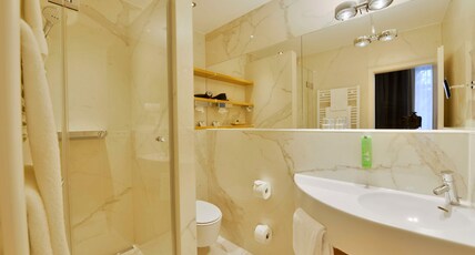 Best Western Premier Hotel Victoria Room Type - 1 King Bed, Comfort Room, Air-Conditioned, Safe, Work Desk, Free W-Lan