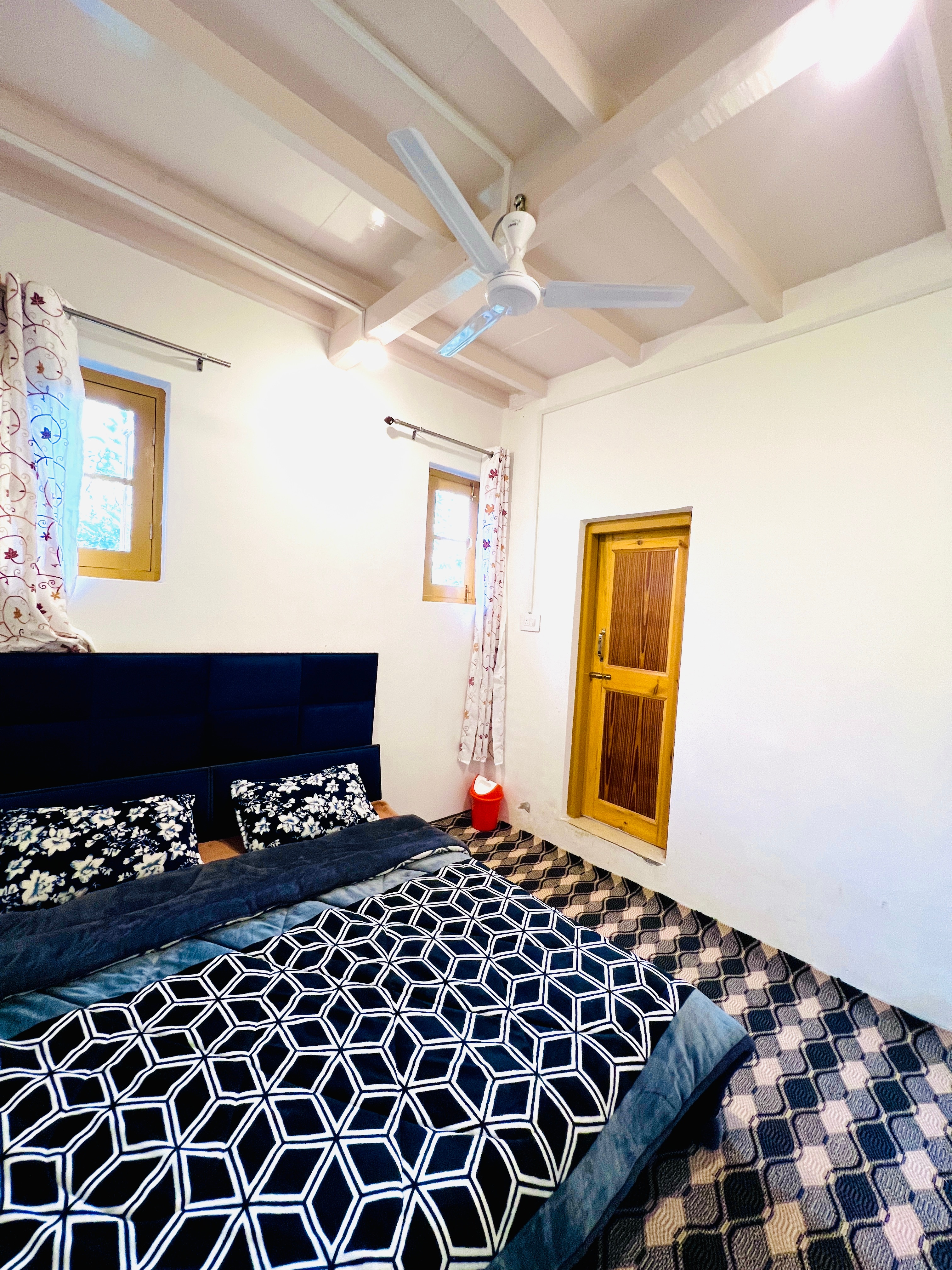 THE KISSAN COTTAGE GULMARG - Tap to explore photos