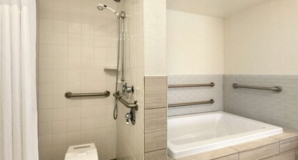 Hilton Garden Inn Tifton Room Type - 1KNG STE MOB HR ACC 3X3SHW