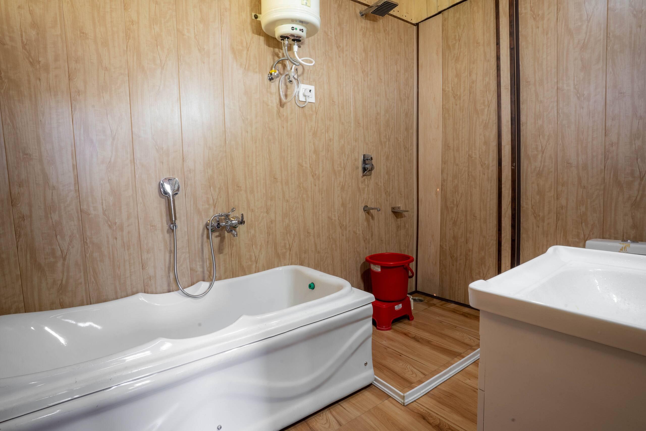 The Roost With A Bathtub - Tap to explore photos