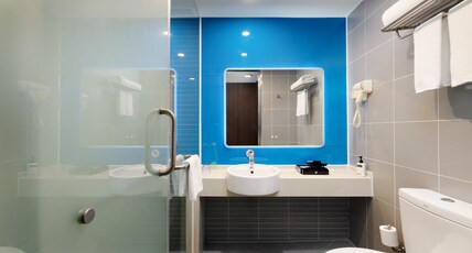 Holiday Inn Express Chengdu Wuhou, an IHG Hotel Room Type - 1 Queen Standard Mobility Accessible Equipment Holiday Inn Express Chengdu Wuhou, an IHG Hotel Room Type - 1 Queen Standard Mobility Accessible Equipment