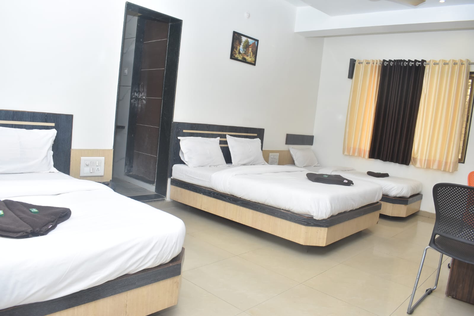 Hotel Sai Vishwkarma - Tap to explore photos