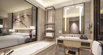 DoubleTree by Hilton Hotel Shenzhen Longhua Room Type - KING GUEST ROOM