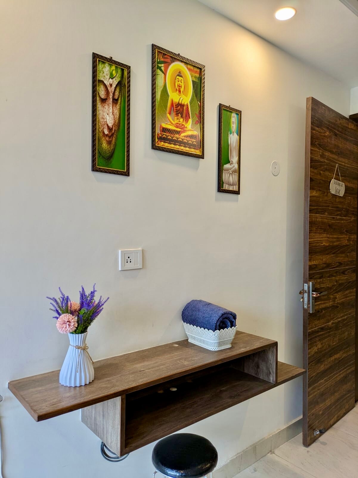 Luxury 2 BHK with Mountain view - Tap to explore photos