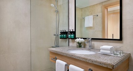 Crowne Plaza Hotel- Dubai Deira Room Type - 1 King Bed Standard Lounge Access