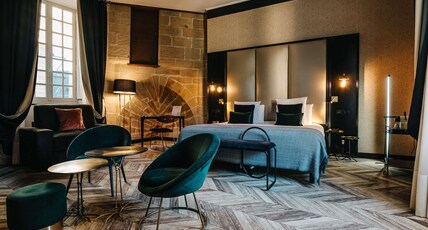 Hotel Mercure Figeac Viguier du Roy Room Type - Privilege Room - a double bed and chair bed
