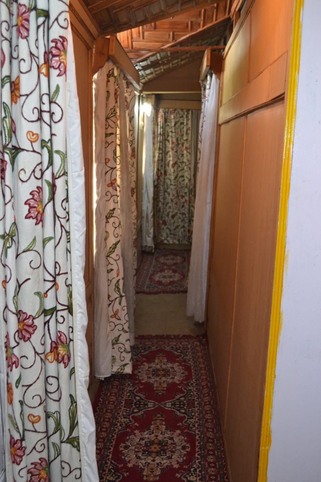 Jackson Heights Houseboats - Tap to explore photos