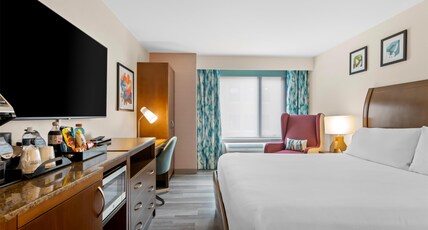 Hilton Garden Inn Chicago Downtown Riverwalk Room Type - 1 KING W DRINKS-SNACKS