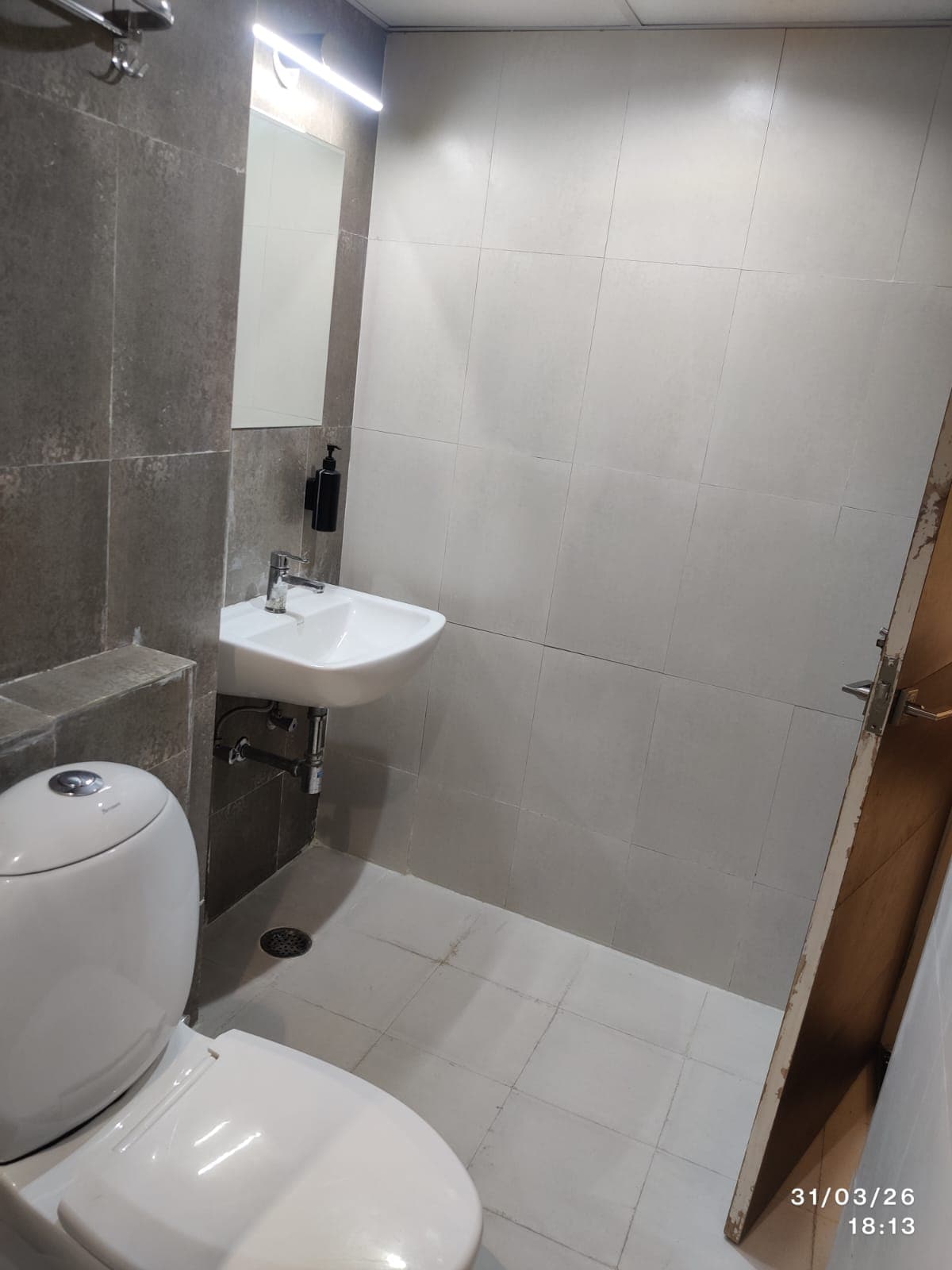 Astra Luxe - Meraki Stays II 2mins from Railway Station, C Scheme - Tap to explore photos