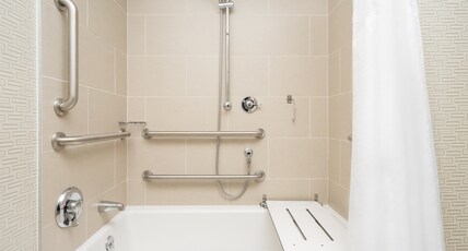 Holiday Inn Manitowoc (Pet-friendly) Room Type - 2 Queen Beds Standard Comm Access Tub