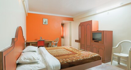 Hotel Alakapuri Room Type - 3 Bedded Room