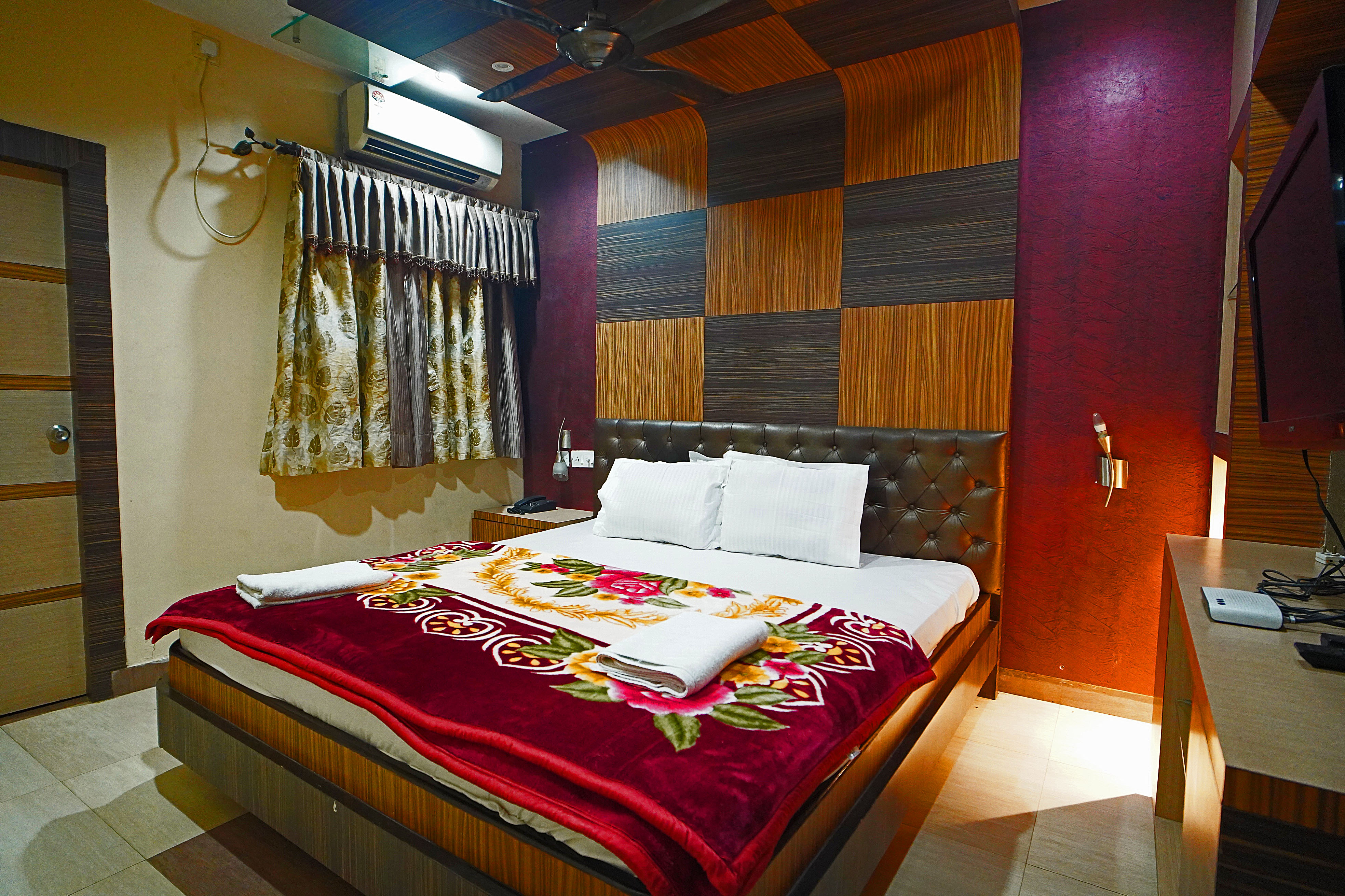 HOTEL PRASANT - Tap to explore photos