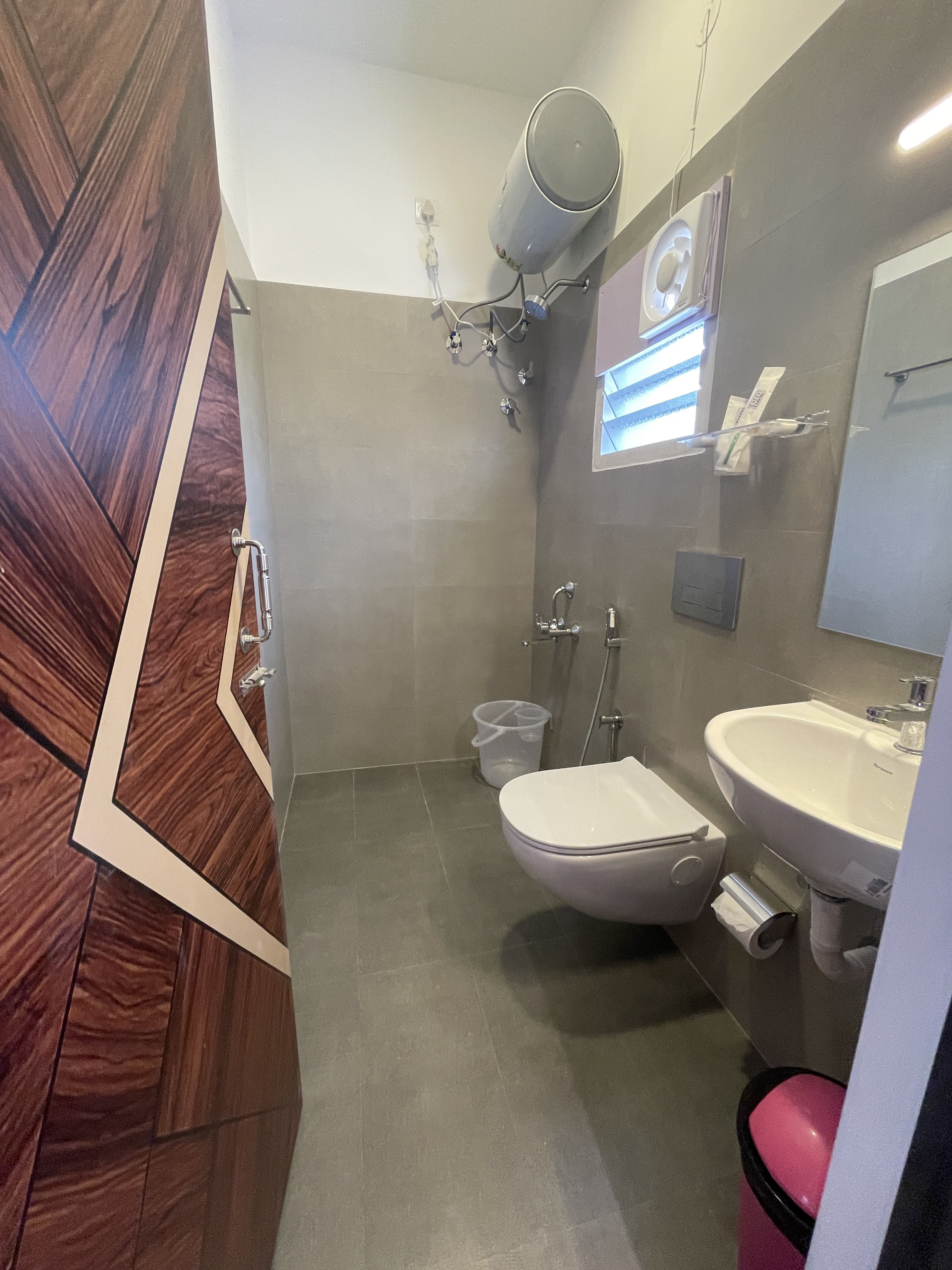 Roundana Residency SIPCOT Chennai OMR - Unit of Prohotel - Tap to explore photos