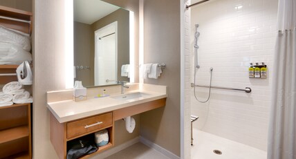 Staybridge Suites - Gainesville I-75 Room Type - 2 Qn 1 Bdrm Ste Mobil Access Roll Shwr