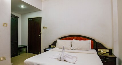 Hotel Gee Bee Palace Room Type - Deluxe Room Twin Bed AC