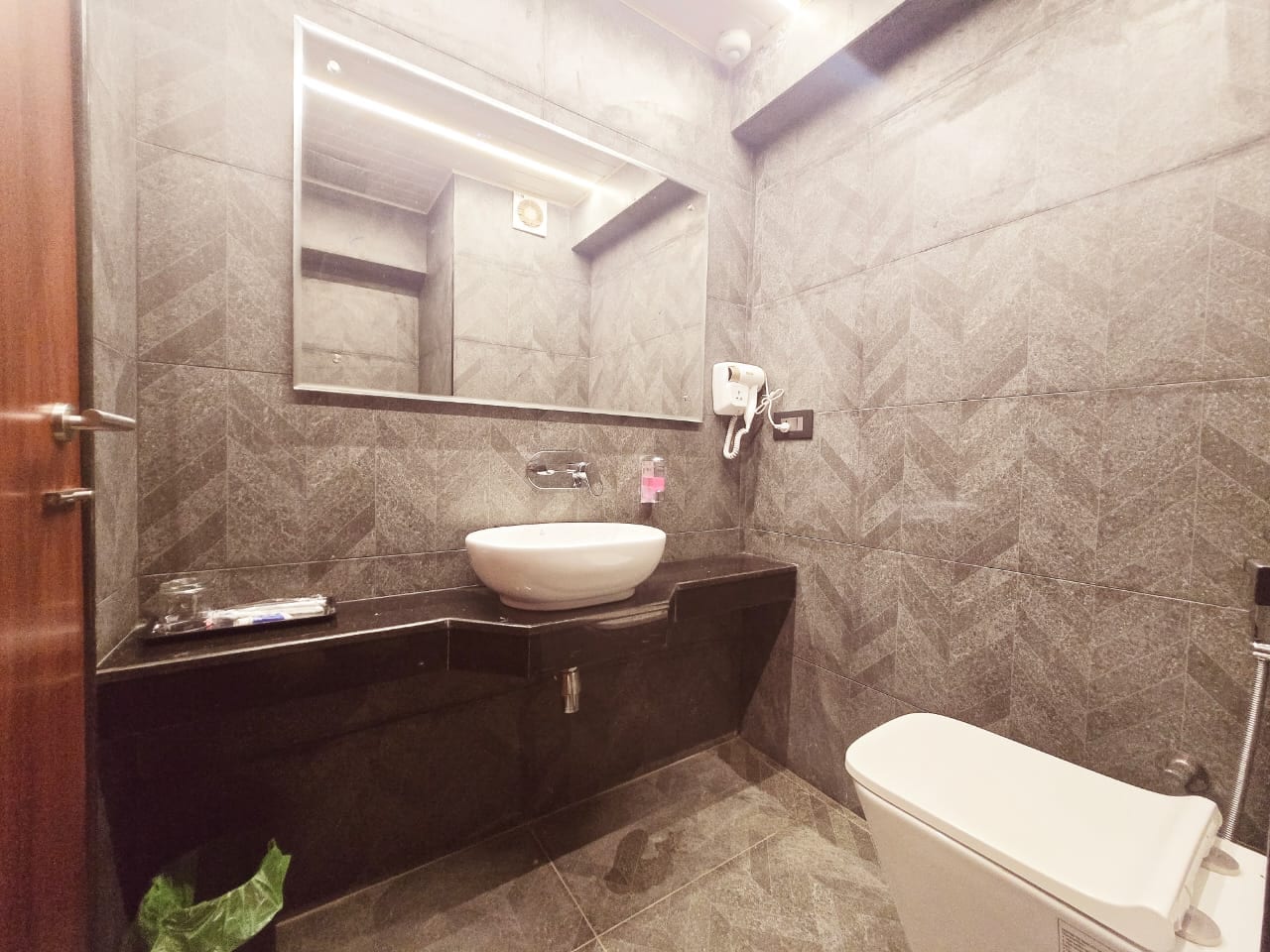 V Grand - Tap to explore photos