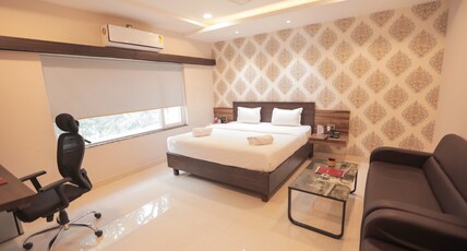  S S International HOTEL Room Type - Deluxe Room