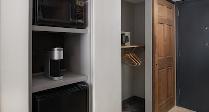 Holiday Inn PORTLAND - COLUMBIA RIVERFRONT Room Type - 1 King Standard Communications Accessible