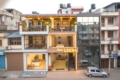 Hotel Leena  5mins walk to Dal Lake by Aura Stays