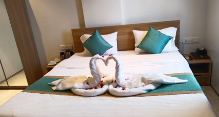 Everest Inn Chakan Room Type - Deluxe Queen bed Room