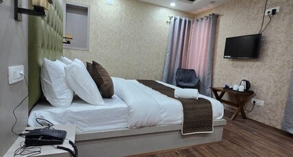 Hotel Golden Forest Room Type - Deluxe Room with king bed