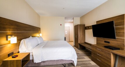 Holiday Inn Express & Suites COLUMBUS Room Type - 1 King Bed Standard Mobil Access Tub