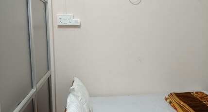 Dolly lodge & AC Restaurant Room Type - Bedroom 3