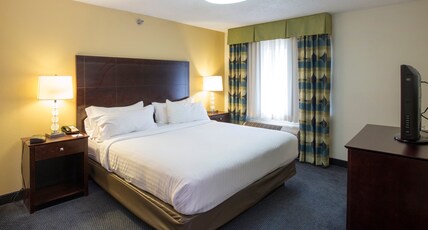 Holiday Inn Express Hotel & Suites-Saint Joseph Room Type - 1 King Bed Standard Comm Access Tub