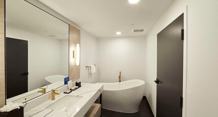 Bloom Mississauga, Tapestry Collection by Hilton Room Type - 1 KING BED 1 BEDROOM SUITE