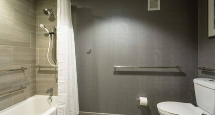 Doubletree by Hilton Harrisonburg Room Type - 1 KING MOB ACCESS WITH TUB