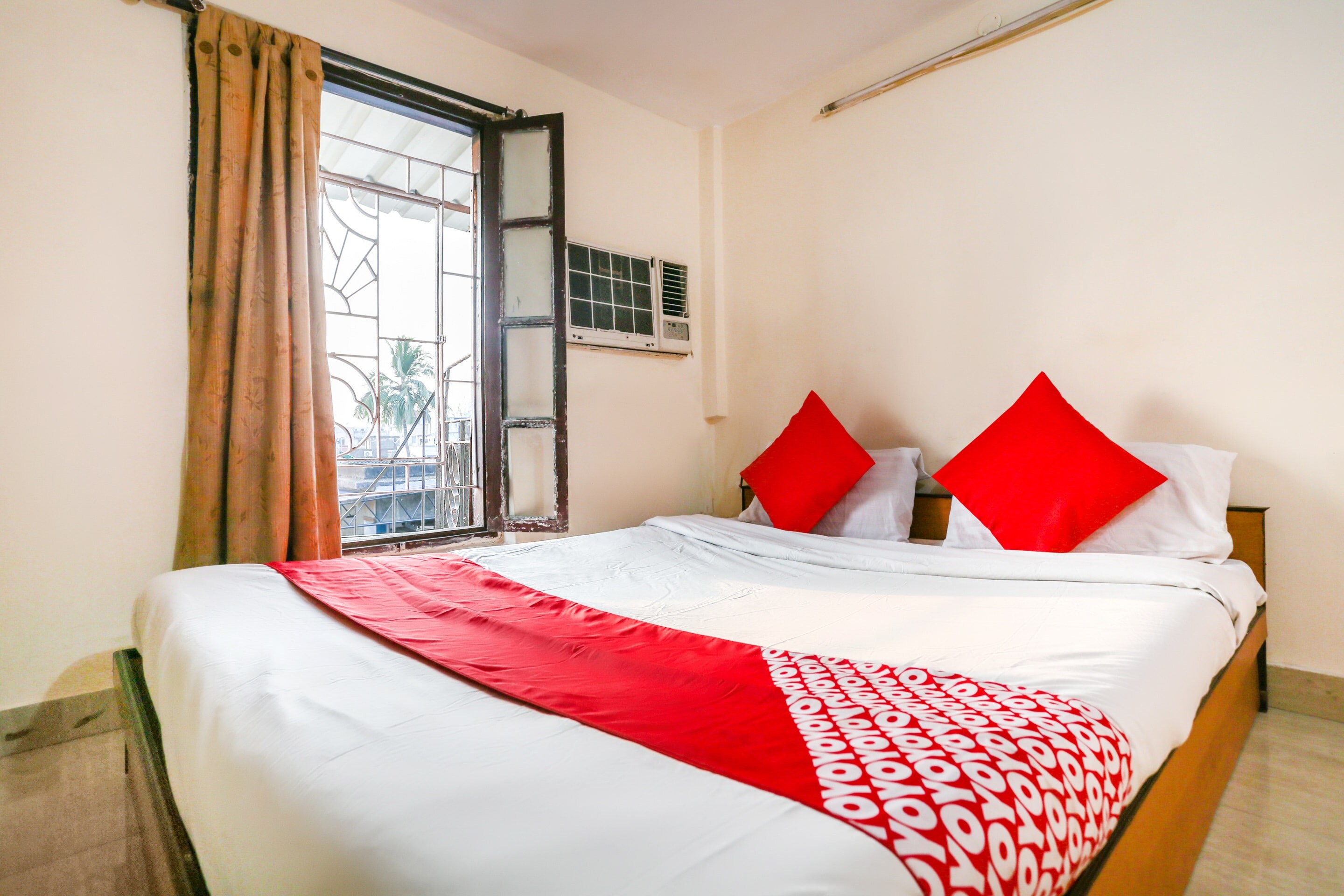 Super Hotel O New Metro Guest House near South City Mall, Lake Gardens - Tap to explore photos