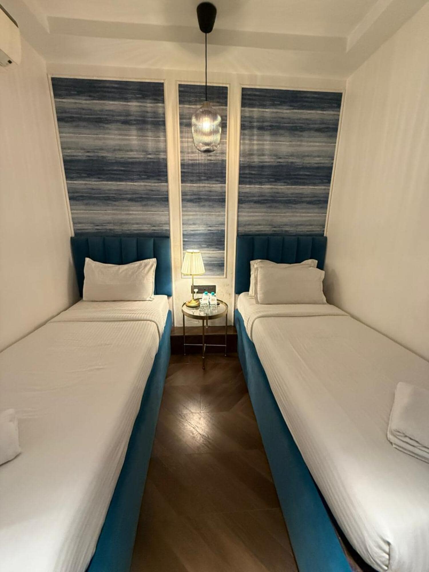 Palm Breeze Hotel - Colaba - Tap to explore photos