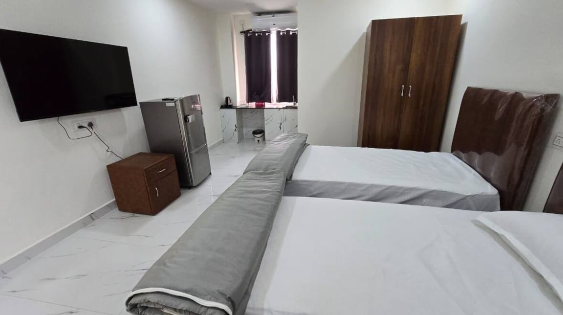 BLIV Inn Suite Rooms - Tap to explore photos